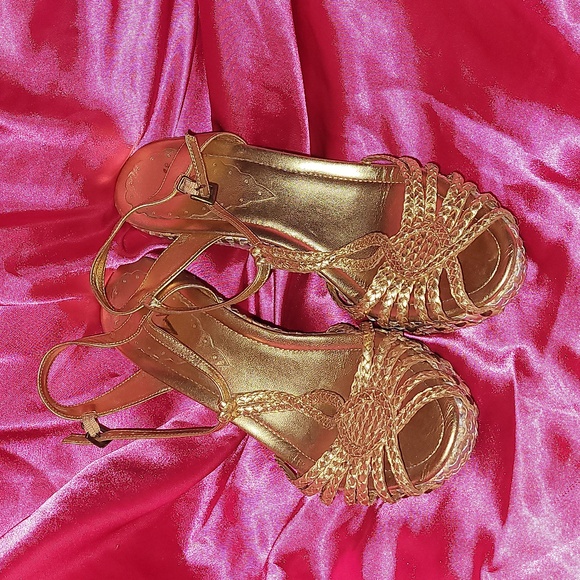 GOLD VINCE CAMUTO SANDALS - Picture 5 of 6